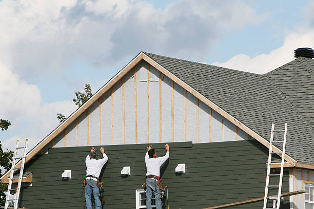 Professional Siding technician working in Woodinville, WA